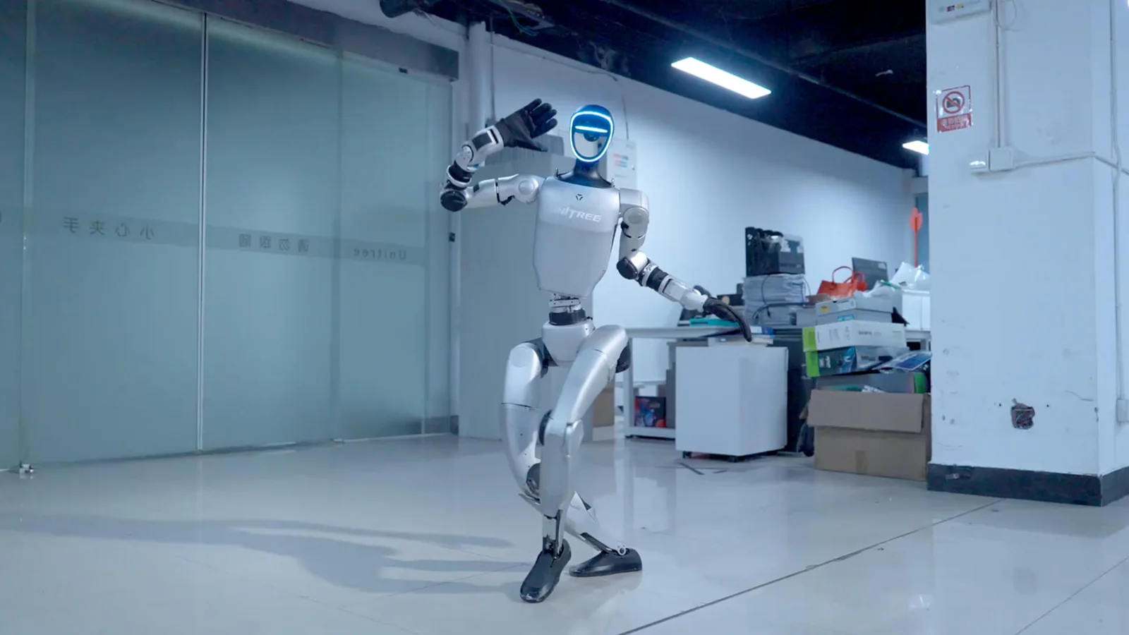Robot umanoide Unitree G1 in un ambiente di lavoro